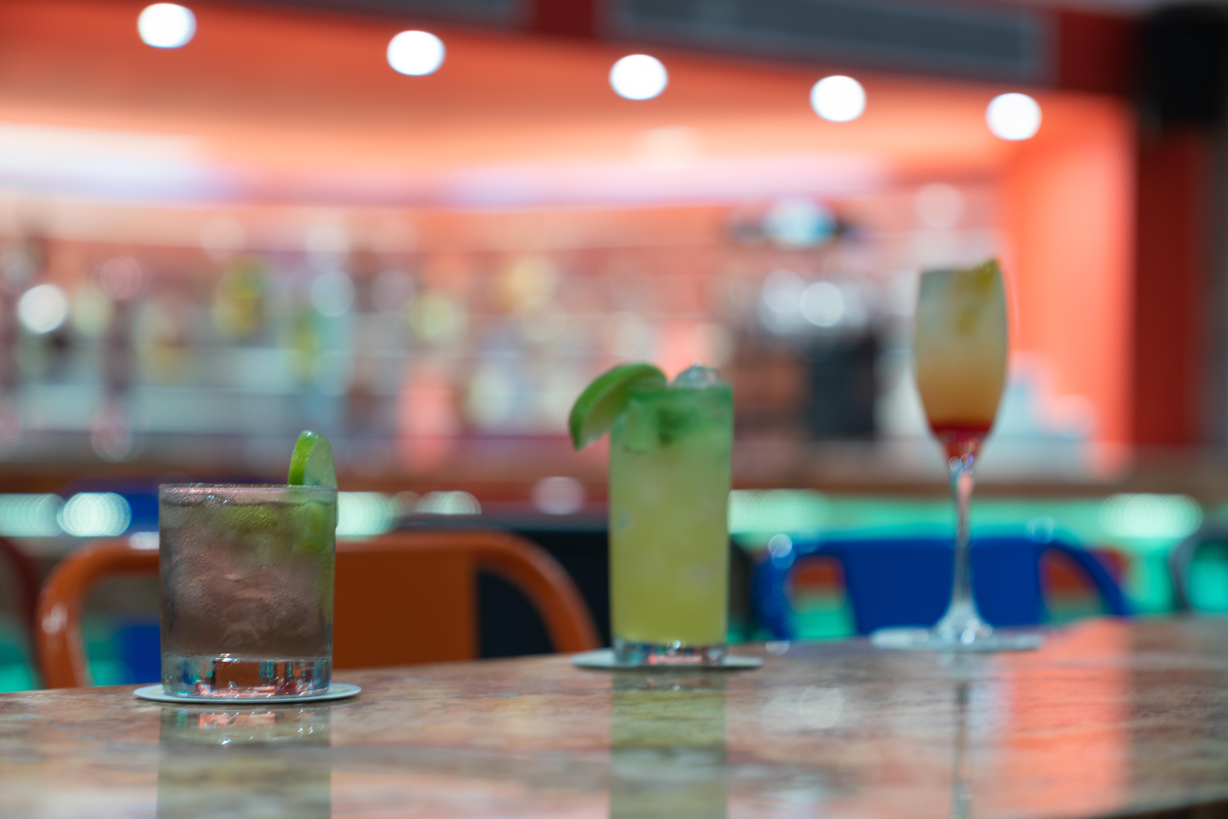 巴亚尔塔港皇家大花园酒店 巴亞爾塔港 外观 照片 Cocktails at a bar