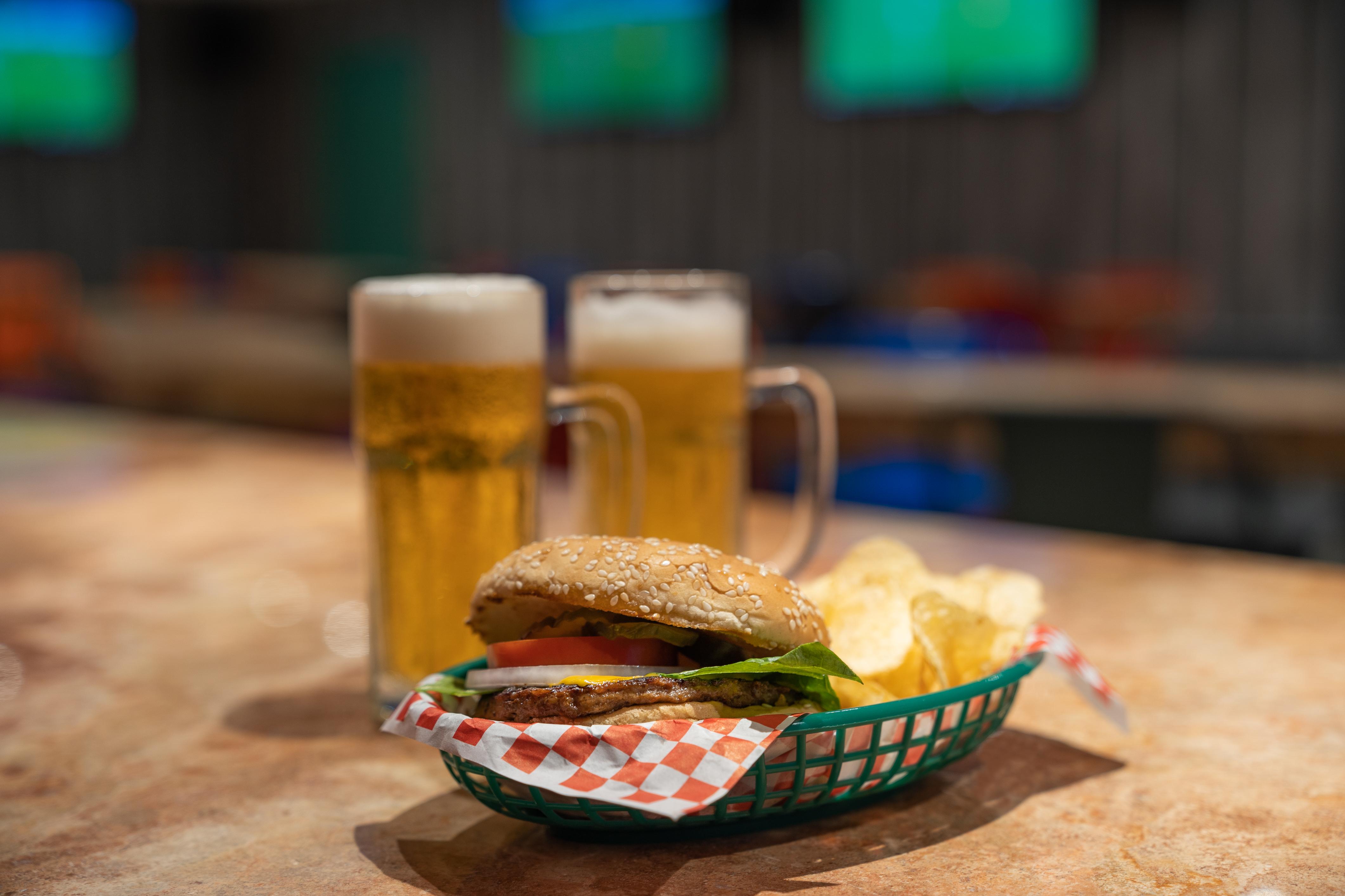 巴亚尔塔港皇家大花园酒店 巴亞爾塔港 外观 照片 A cheeseburger and beer at a restaurant