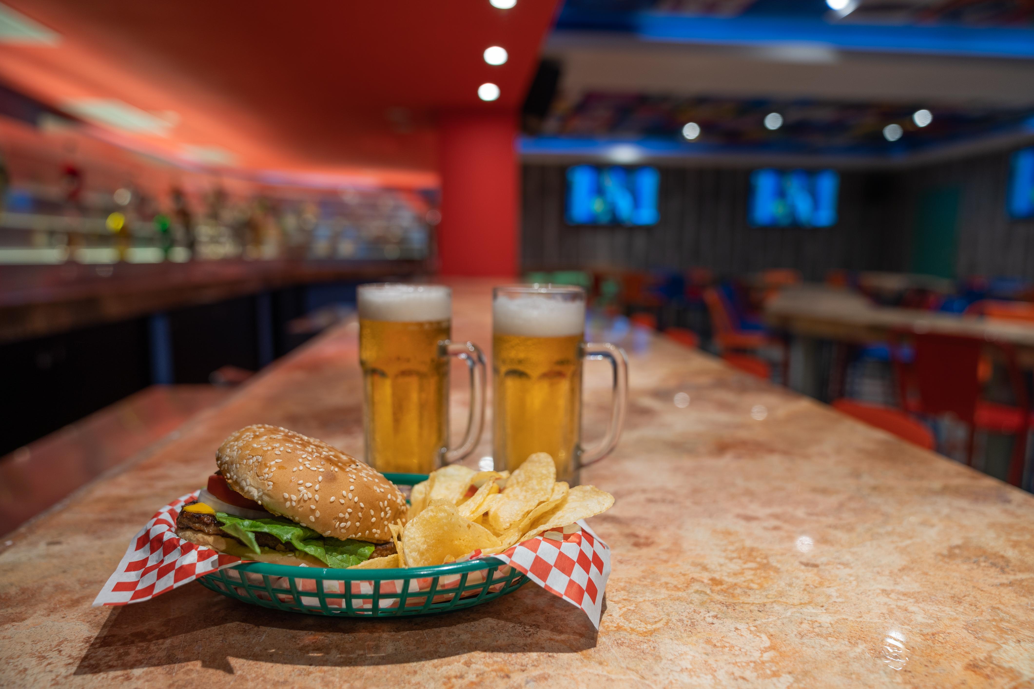 巴亚尔塔港皇家大花园酒店 巴亞爾塔港 外观 照片 A hamburger and chips with two beers