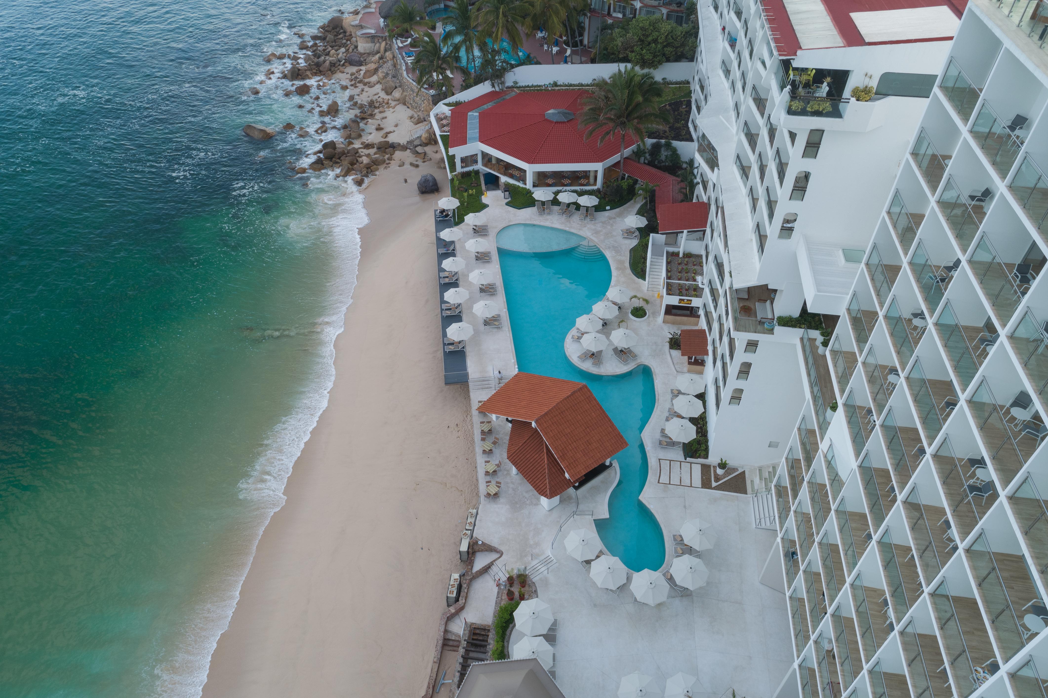 巴亚尔塔港皇家大花园酒店 巴亞爾塔港 外观 照片 Aerial view of the pool at the Grand Hotel