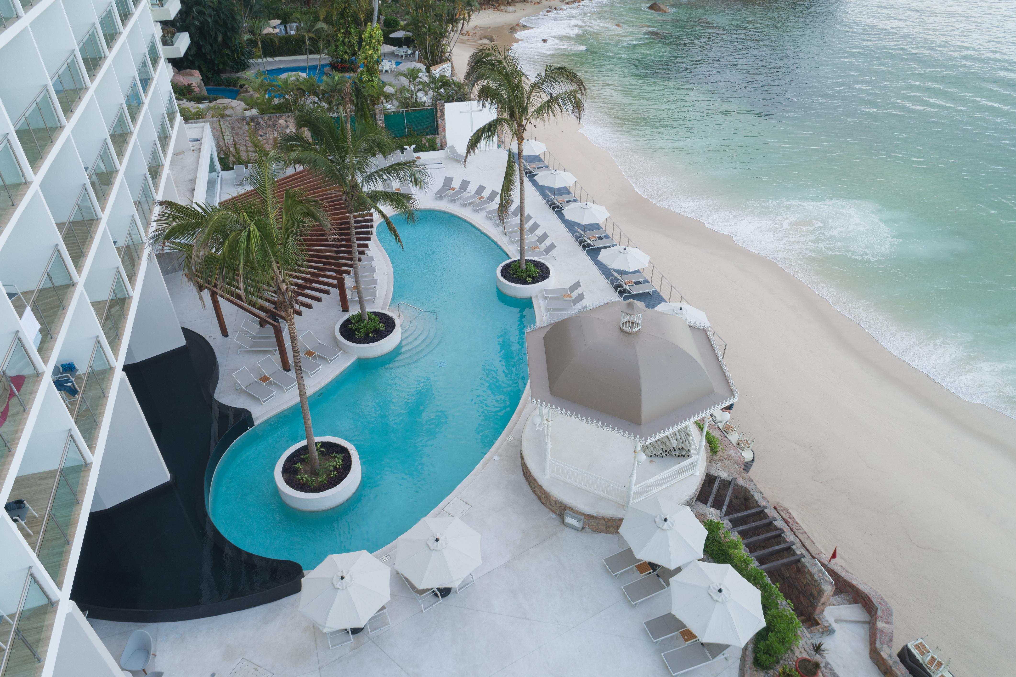 巴亚尔塔港皇家大花园酒店 巴亞爾塔港 外观 照片 Aerial view of the beach at the Grand Palladium White Sand Resort & Spa